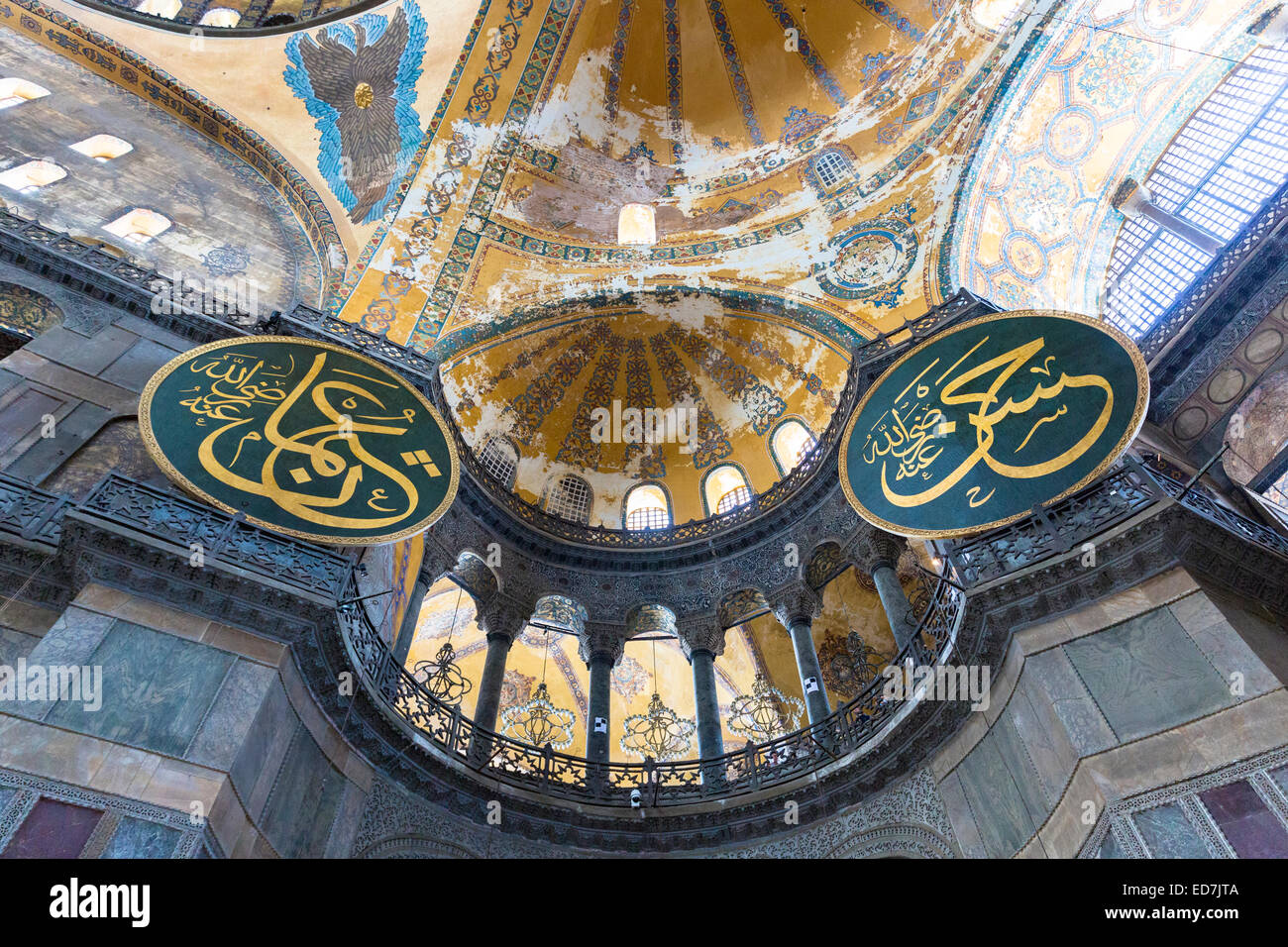 Detail des reich verzierten Kuppel kalligraphische Panel Scheiben Hagia Sophia, Ayasofya Muzesi Moschee Museum in Istanbul, Türkei Stockfoto