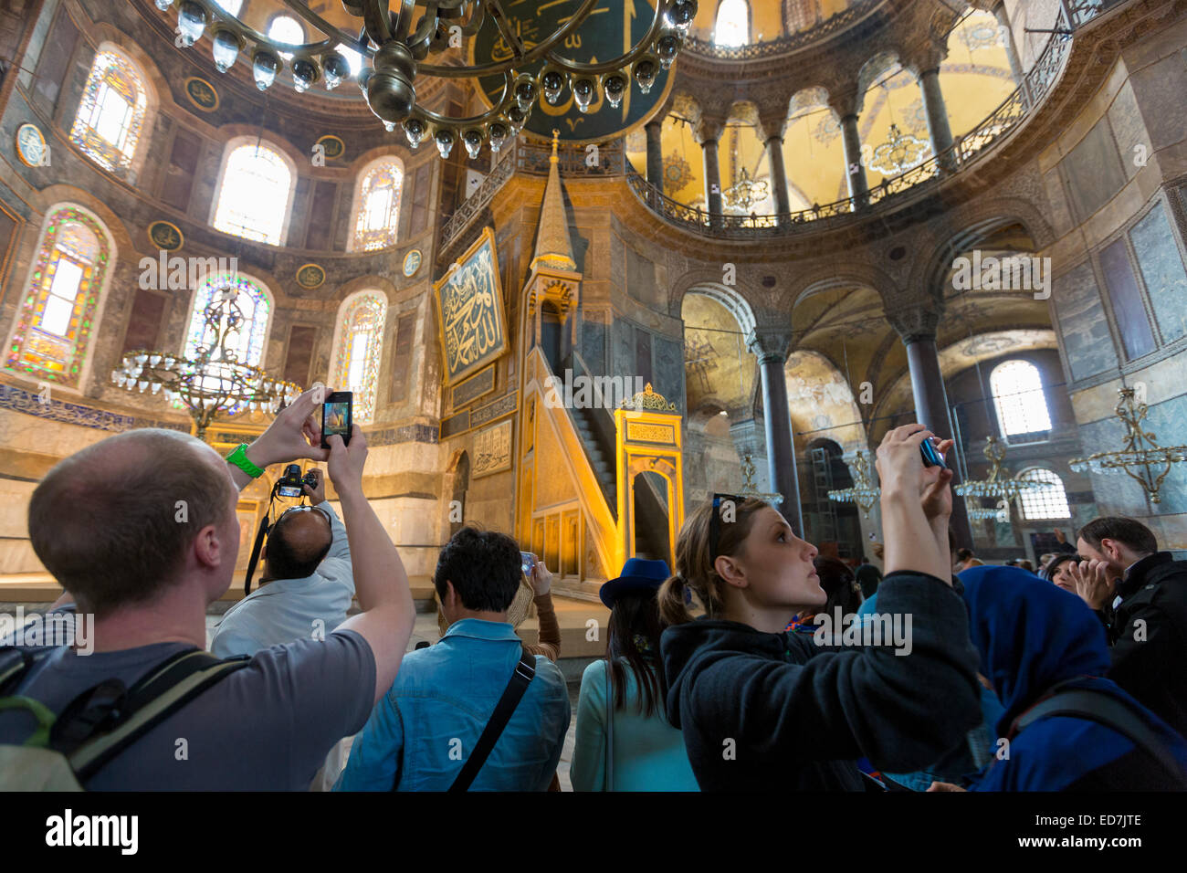 Touristen in Hagia Sophia, Ayasofya Muzesi Moschee Museum mit Smartphones um zu fotografieren in Istanbul, Türkei Stockfoto