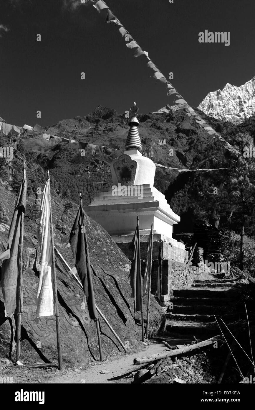 Buddhistische Stupa und Gebetsfahnen, Bengkar Dorf, Everest Base Camp Trek, Sagarmatha Nationalpark, Solukhumbu Bezirk, Khumbu Stockfoto