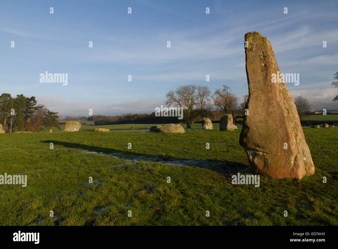 Die Bronzezeit Monolith und Stein Kreis Long Meg (im Vordergrund) und ihre Töchter an einem frostigen Wintertag Stockfoto