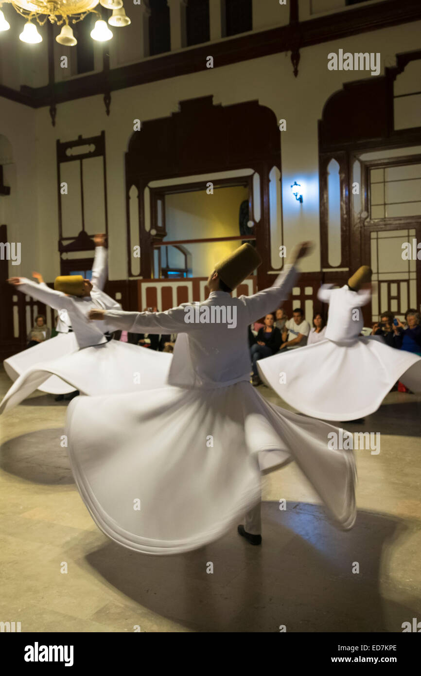 Wirbelnder Derwisch Tanz Performance - Mevlevi Sema - spirituelle Zeremonie (tanzenden Derwische) in Istanbul, Türkei Stockfoto