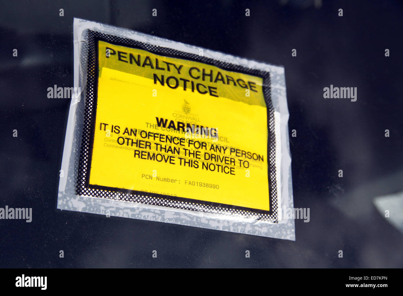 Strafe kostenlos Mitteilung an Auto Windschutzscheibe befestigt. Stockfoto