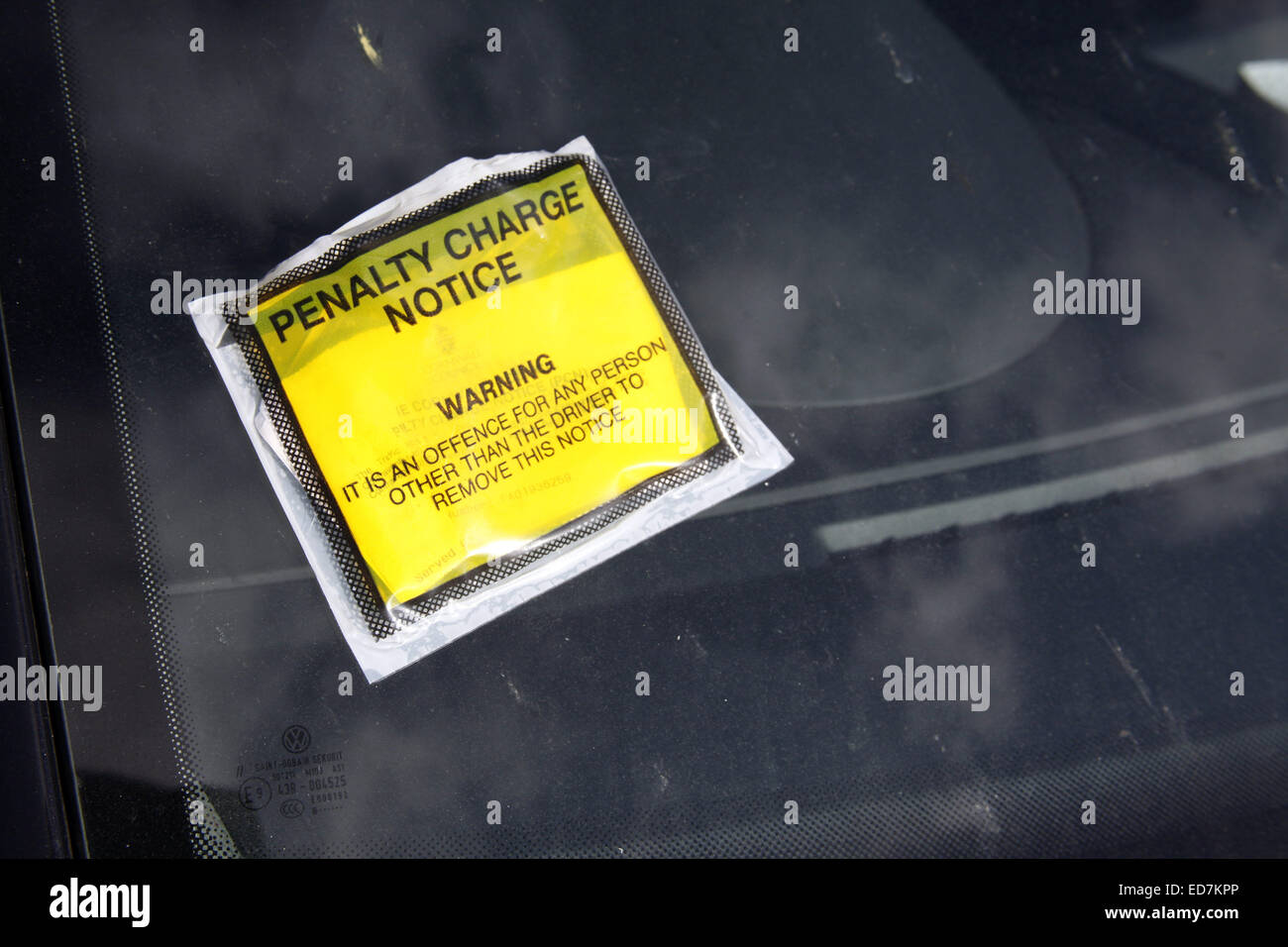 Strafe kostenlos Mitteilung an Auto Windschutzscheibe befestigt. Stockfoto