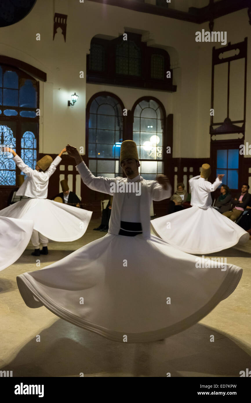 Wirbelnder Derwisch Tanz Performance - Mevlevi Sema - Kostüm-Zeremonie (tanzenden Derwische) in Istanbul, Türkei Stockfoto