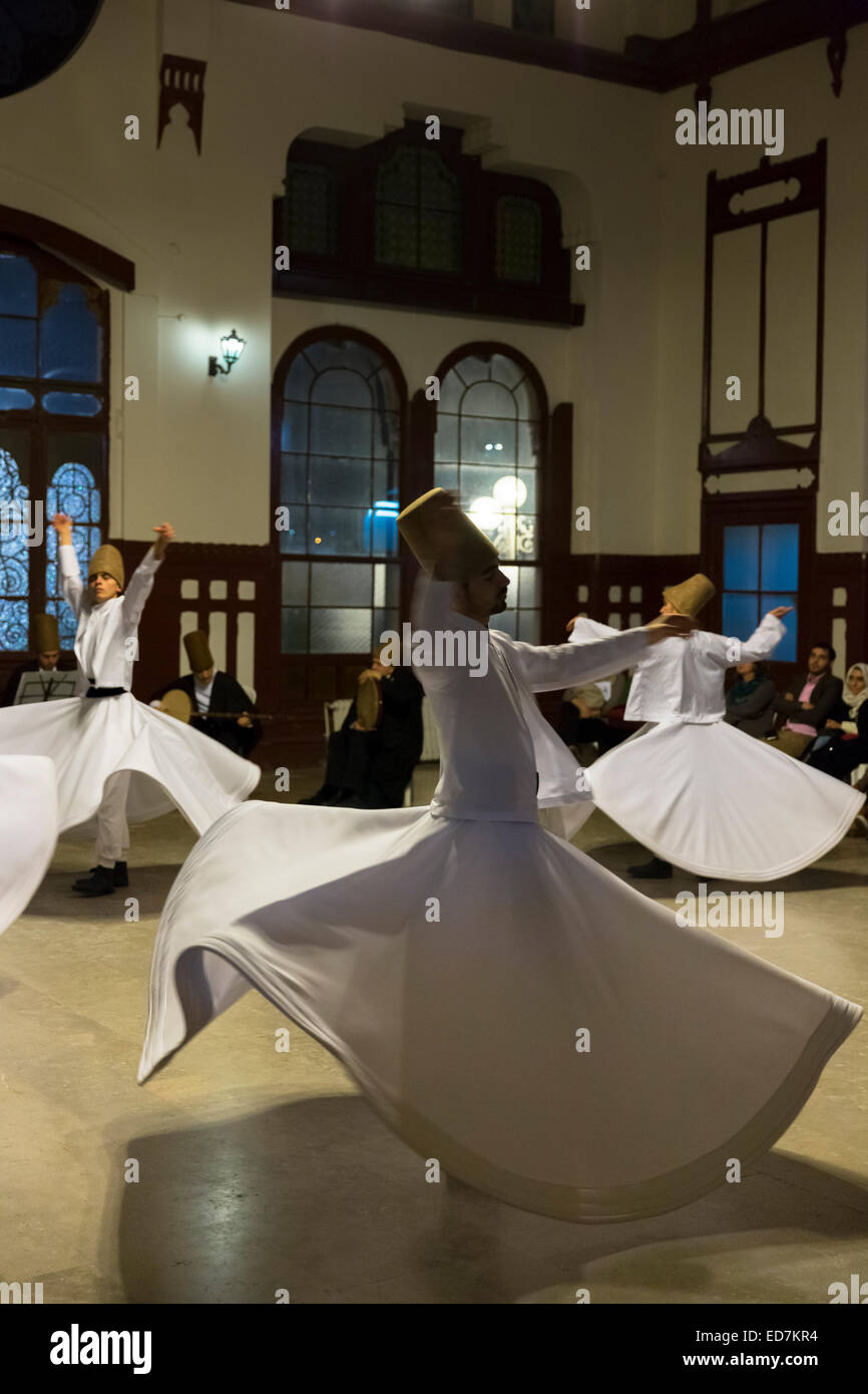 Tanzender Derwisch-Tanz-Performance - Mevlevi Sema Kostüm Zeremonie (tanzenden Derwische) in Istanbul, Türkei Stockfoto