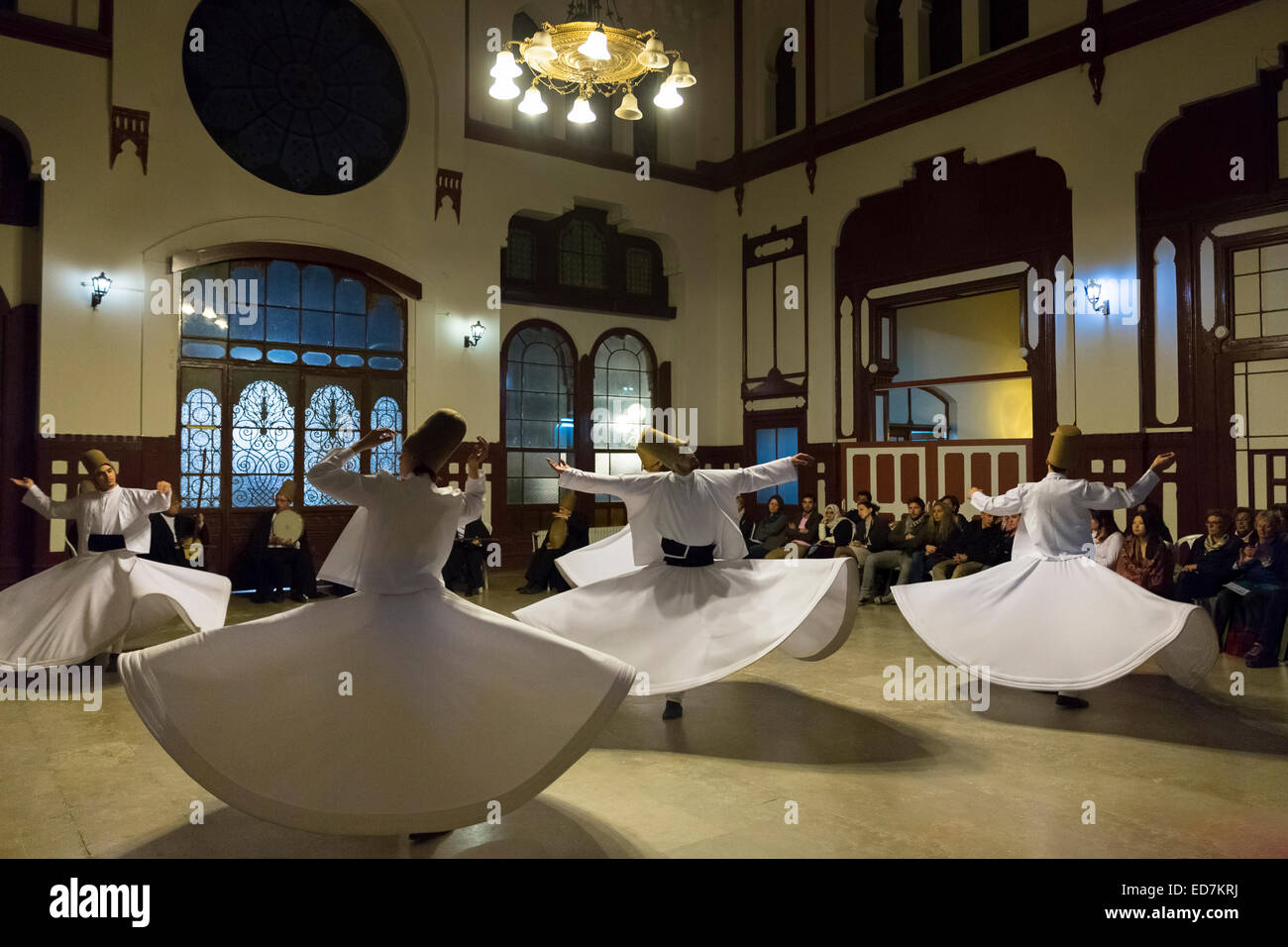 Touristen in tanzender Derwisch Ayin Musik Leistung - Mevlevi Sema - Zeremonie (tanzenden Derwische), Istanbul, Türkei Stockfoto