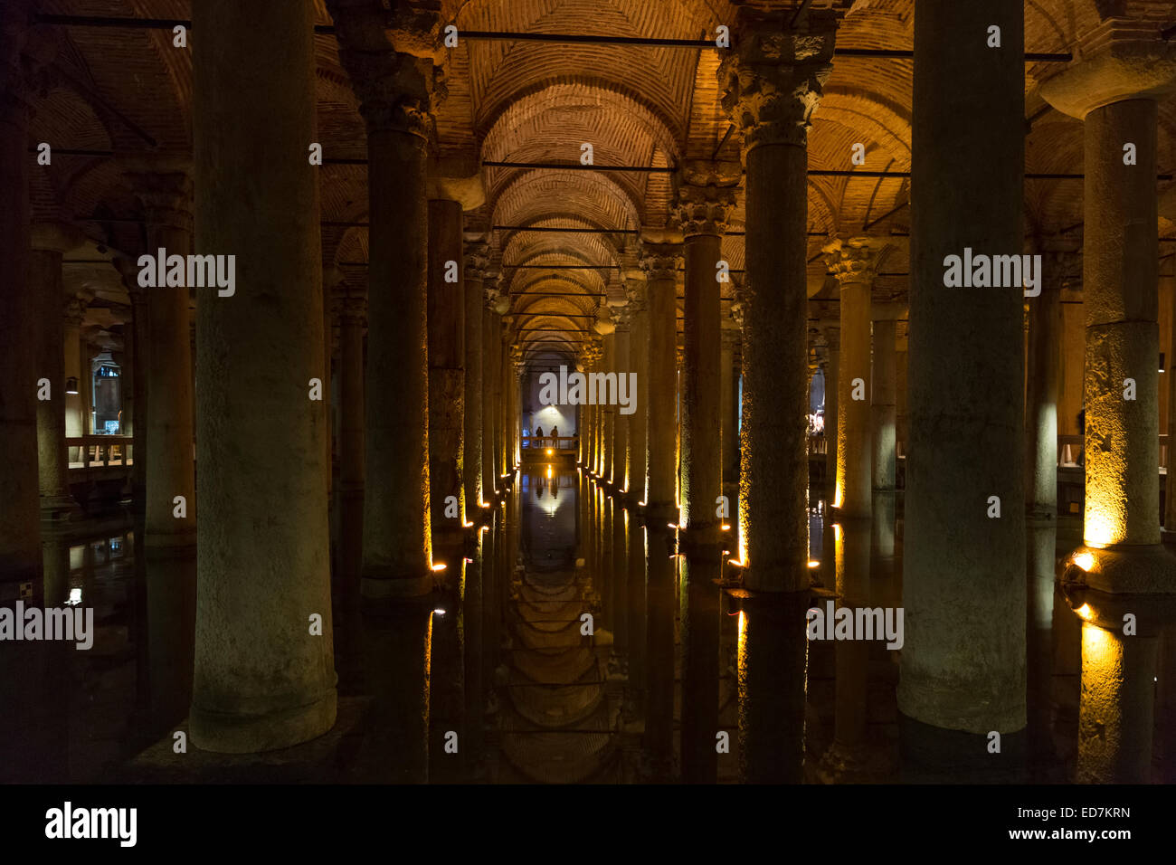Spalten Tresore Yerebatan Zisterne (versunkene Palast), unterirdisches Wasser System u-Istanbul, Türkei Stockfoto