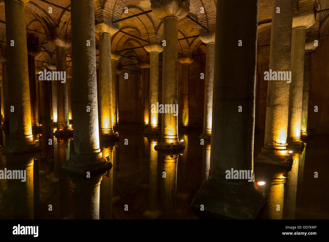 Wasser reflektiert Spalten am Basilika-Zisterne (versunkene Palast) unterirdischen Wassersystem unterirdisch, Istanbul, Türkei Stockfoto