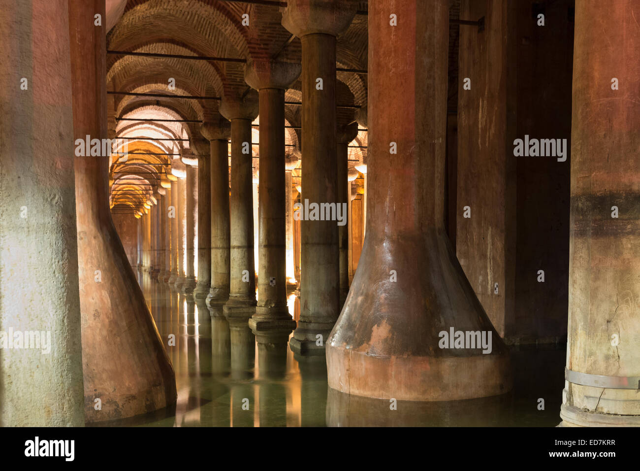 Wasser reflektiert Spalten am Basilika-Zisterne (versunkene Palast) unterirdischen Wassersystem unterirdisch, Istanbul, Türkei Stockfoto