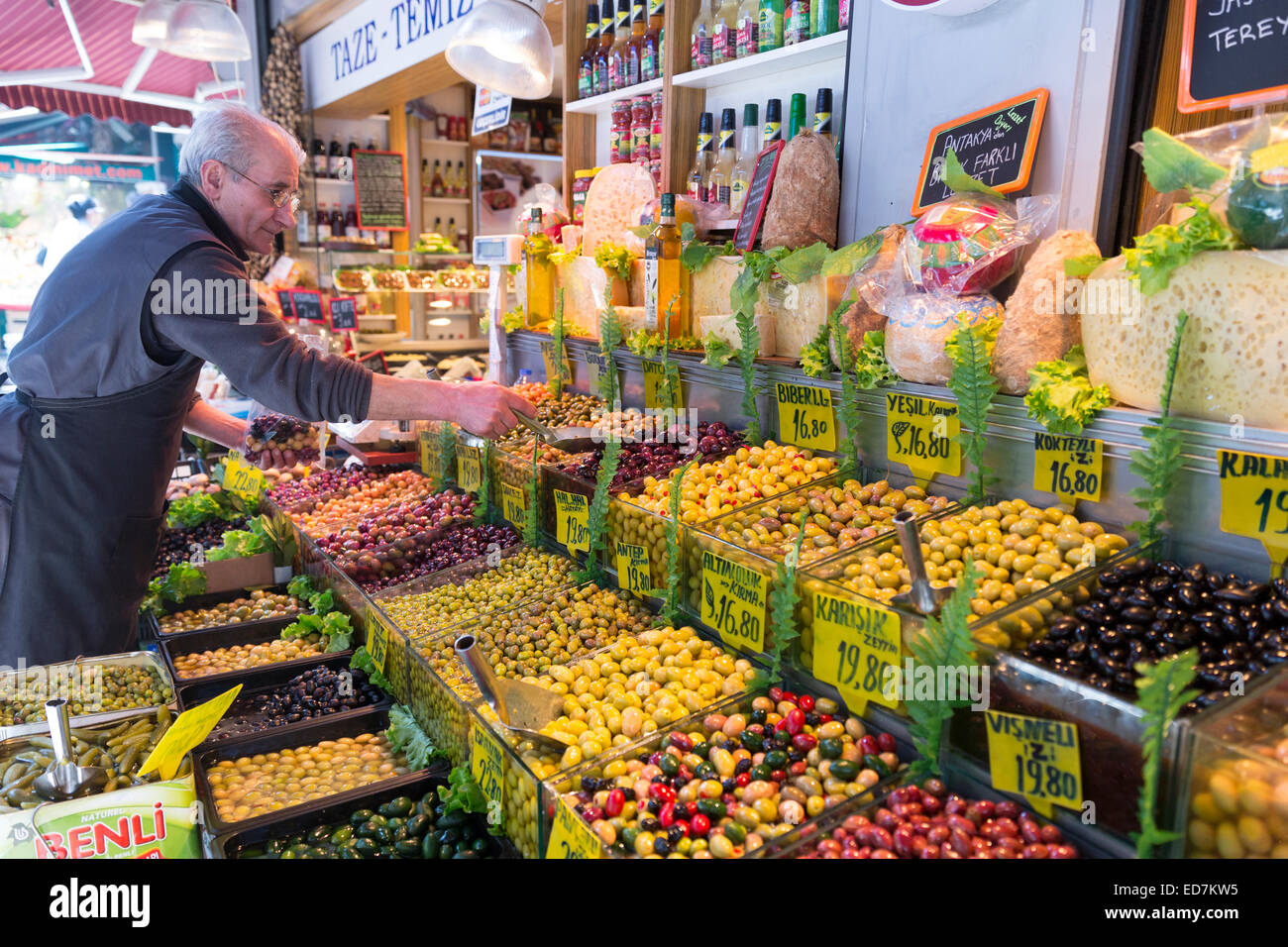 Ladenbesitzer verkaufen grüne und schwarze Oliven zum Verkauf an Lebensmittelmarkt im Stadtteil Kadiköy, asiatische Seite von Istanbul, Ost-Türkei Stockfoto
