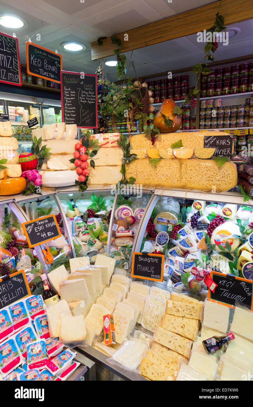 Türkische Käse und Milchprodukte in Kühlmöbel auf Lebensmittelmarkt, Kadiköy Bezirk asiatische Seite von Istanbul, Ost-Türkei Stockfoto