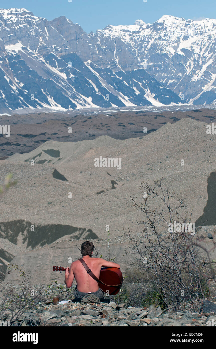 Einsamer Mann mit kein Hemd und eine Gitarre spielen und singen auf den Berg Stockfoto