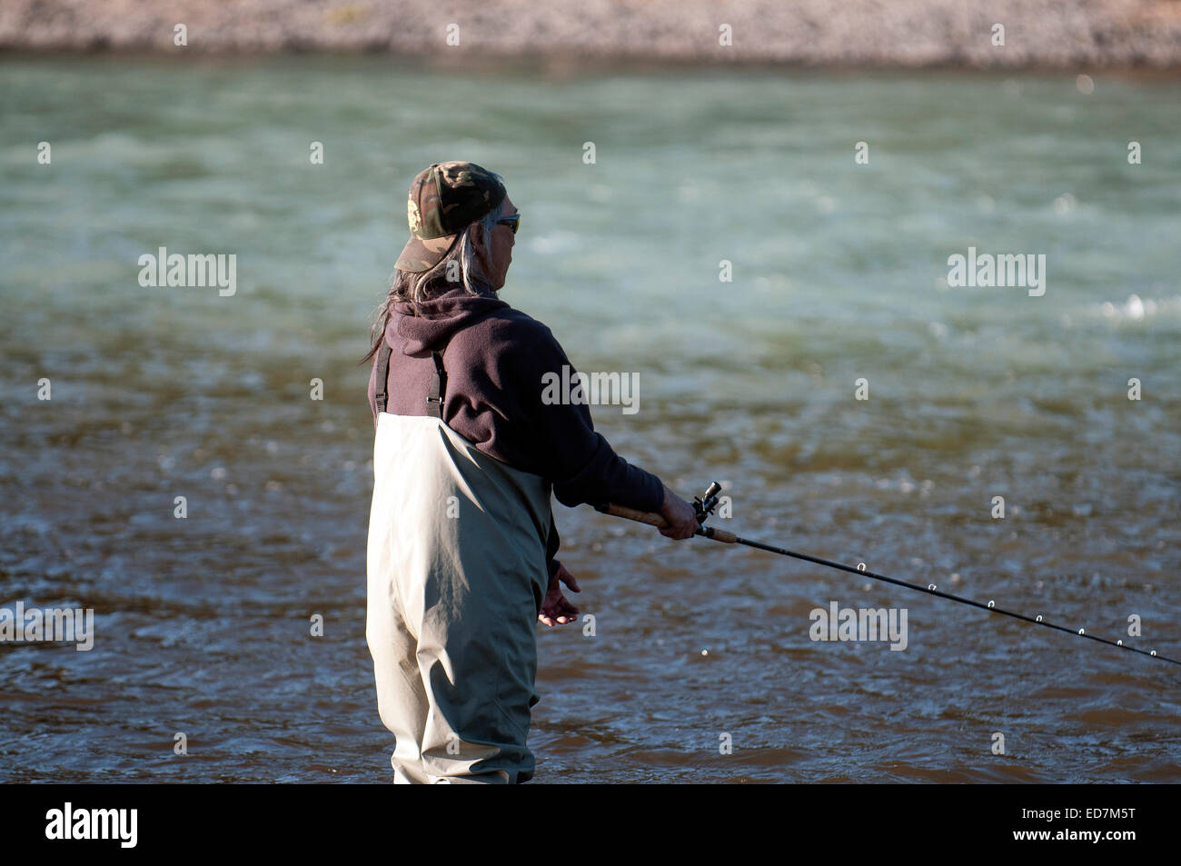 Mann Angeln am Kasilof River auf der Kenai-Halbinsel in Alaska Stockfoto