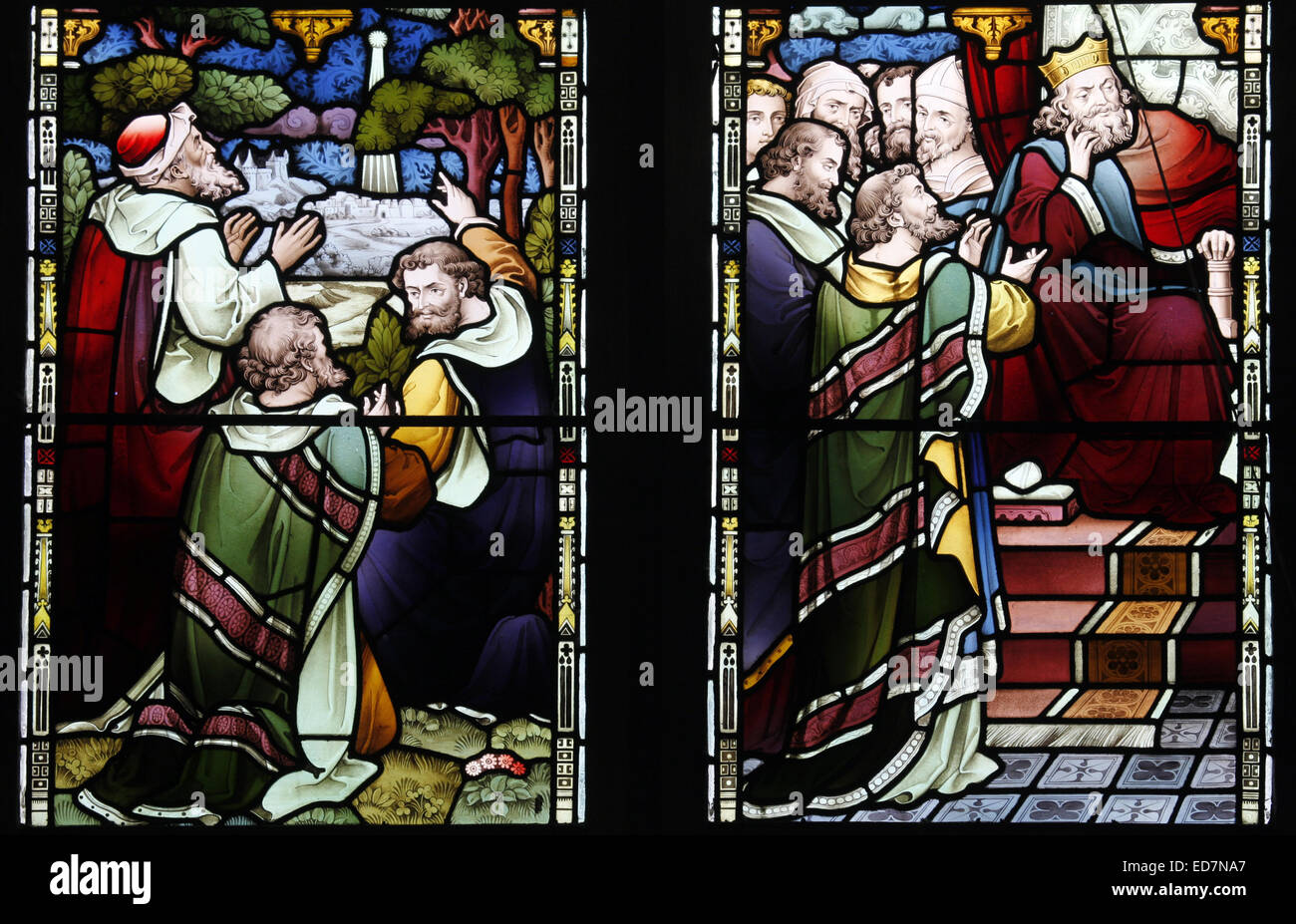 Buntglasfenster von Heaton, Butler & Bayne, das die Weisen zeigt, die dem Stern nach Bethlehem und vor der Kirche König Herod Barnack folgen Stockfoto