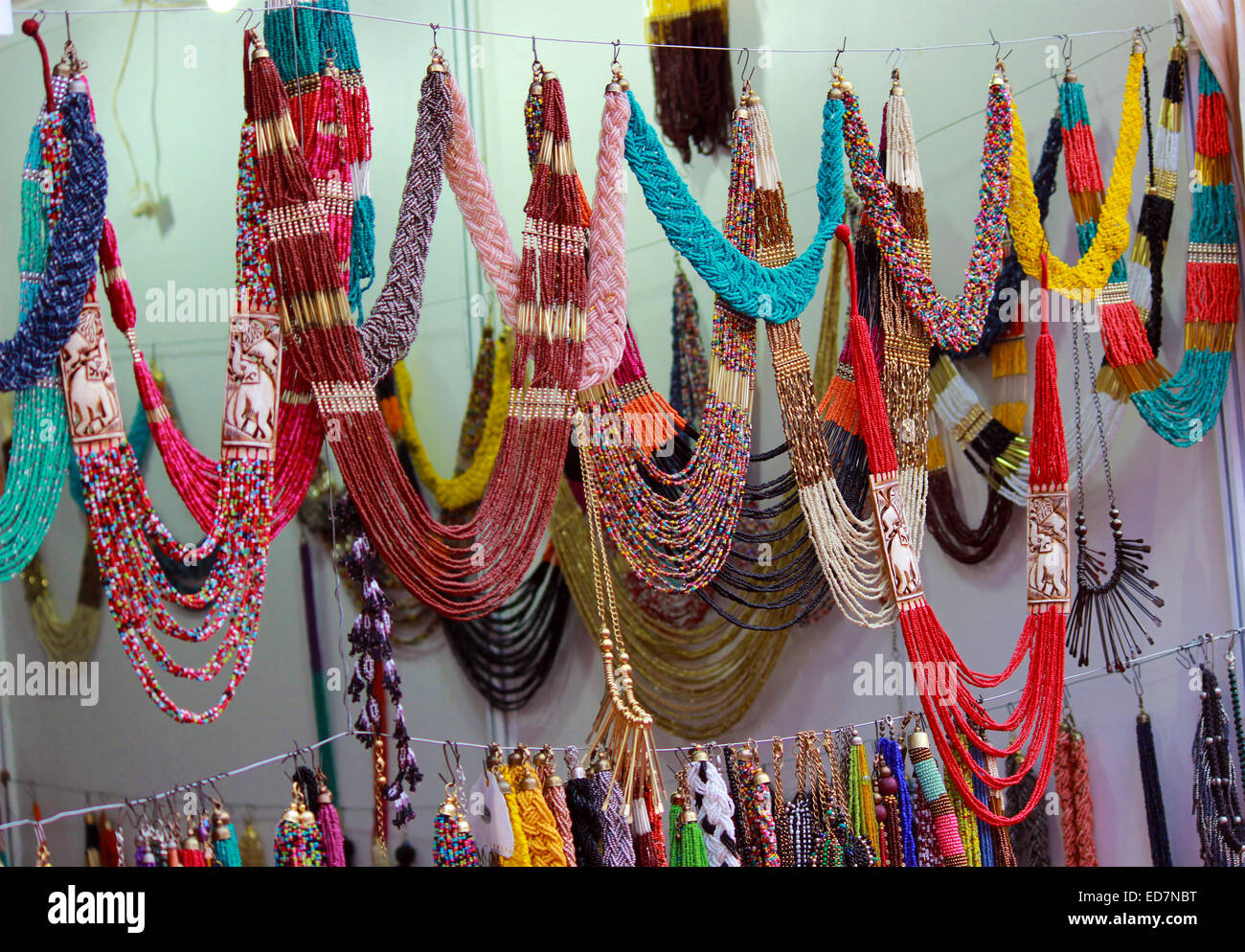 Kunst, Künstler, attraktive Schnäppchen, Kugeln, Perlen, blau, Armband, hell, kaufen, Käufer, Karneval, Karneval, Client, Farbe, Colore Stockfoto