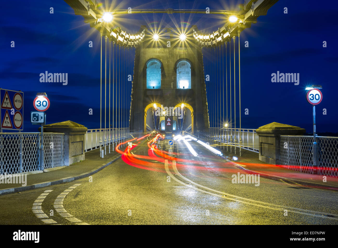 Die Menai-Brücke zwischen Anglesey und Bangor in Nord-wales Stockfoto