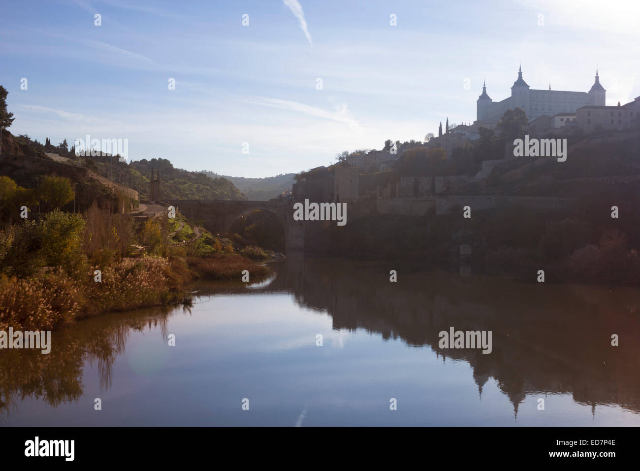 Toledo, Castilla-La Mancha, Spanien. Blick auf die Brücke von Alcantara und der Alcazar mit Blick auf den Tejo. Stockfoto