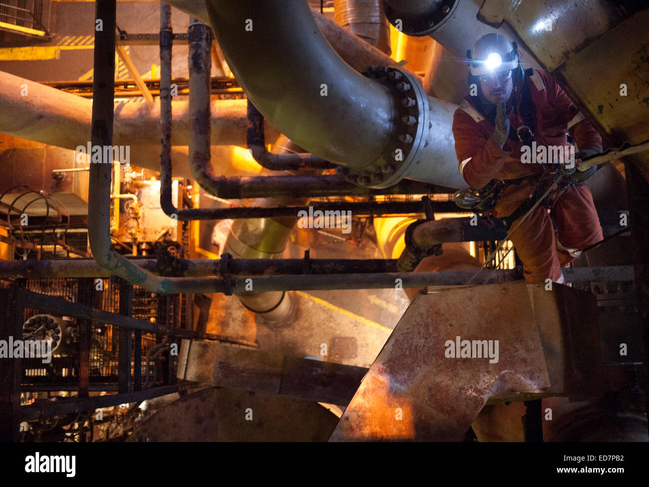 IRATA Abseilen in der Höhe Techniker arbeiten auf einer Bohrinsel. Credit: LEE RAMSDEN/ALAMY Stockfoto