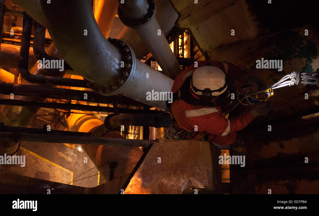 IRATA Abseilen in der Höhe Techniker arbeiten auf einer Bohrinsel. Credit: LEE RAMSDEN/ALAMY Stockfoto