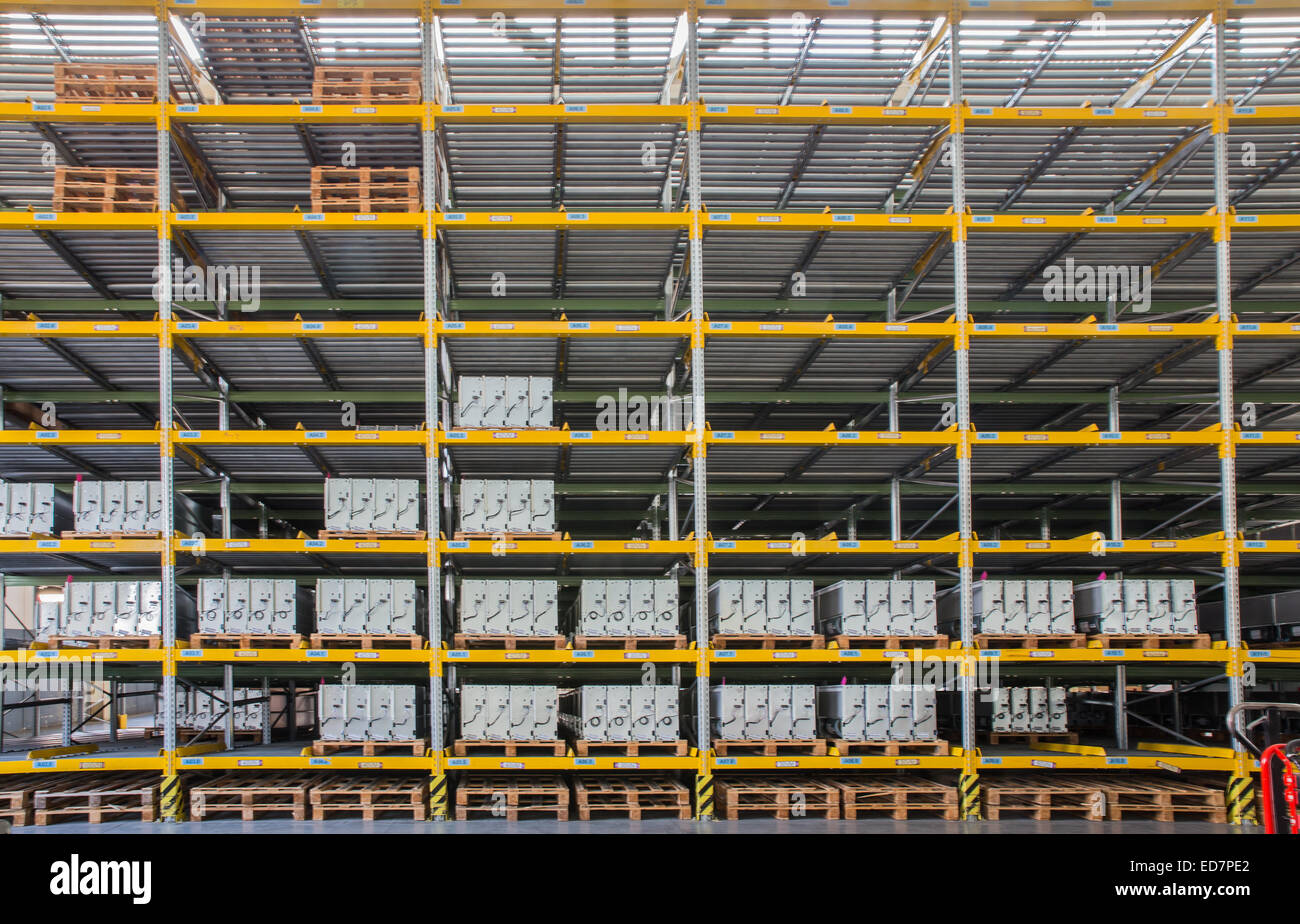 Schwerkraft für Paletten Regale Stockfoto