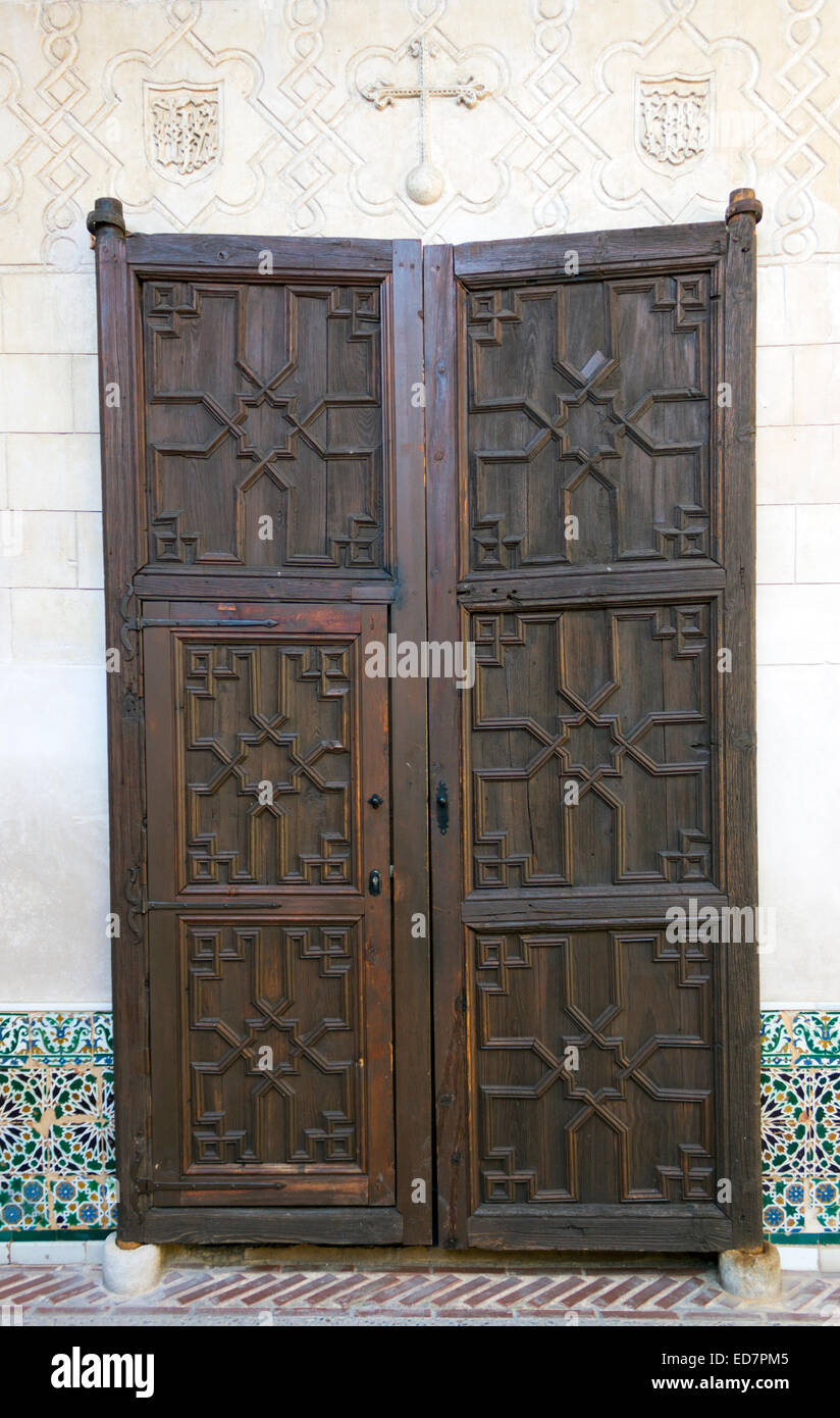 Toledo, Castilla-La Mancha, Spanien.  Alte Tür im jüdischen Viertel. Stockfoto