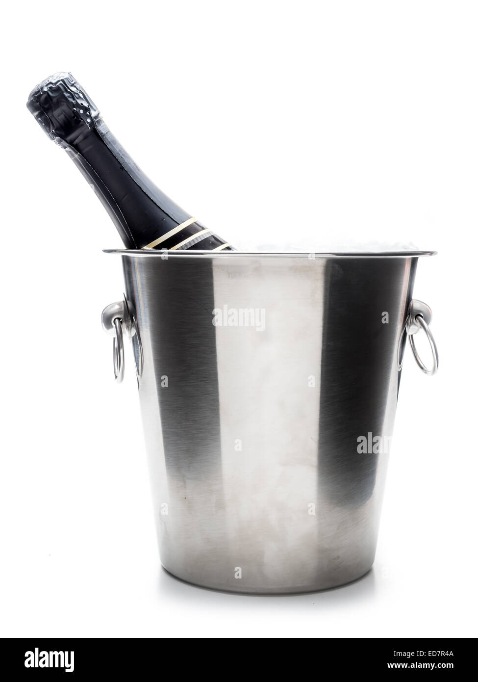 Silvester Champagner Flasche aus Metall Kühler gedreht auf weiß Stockfoto