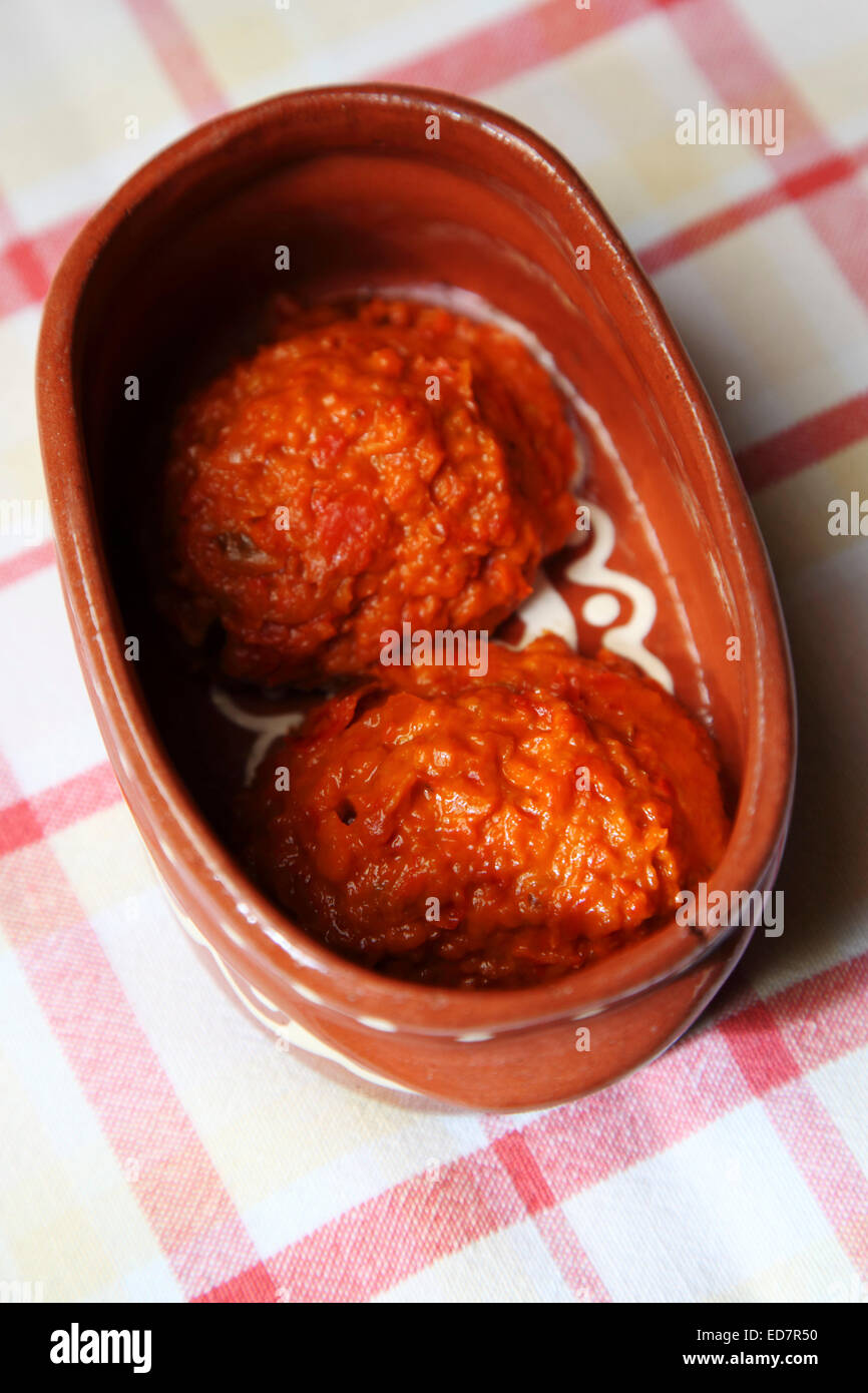 Ajvar (Paprika, Aubergine, Knoblauch) serviert in Novy Sad, Serbien. Die Schale ist traditionell Serbisch. Stockfoto