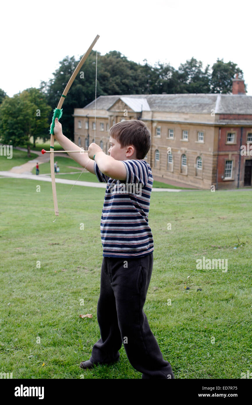 acht-jähriger Junge und sein Spielzeug Bogen an Wollaton Park Nottingham Stockfoto