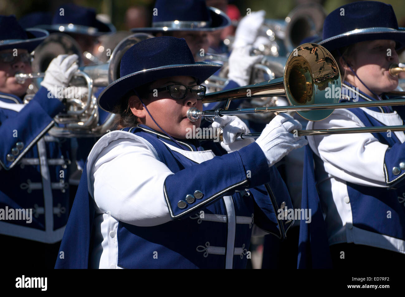 Ein High School marching Band Märsche in der Veterans Day Parade, die amerikanischen Militärs im Ruhestand, in Tucson, Arizona, USA ehrt Stockfoto