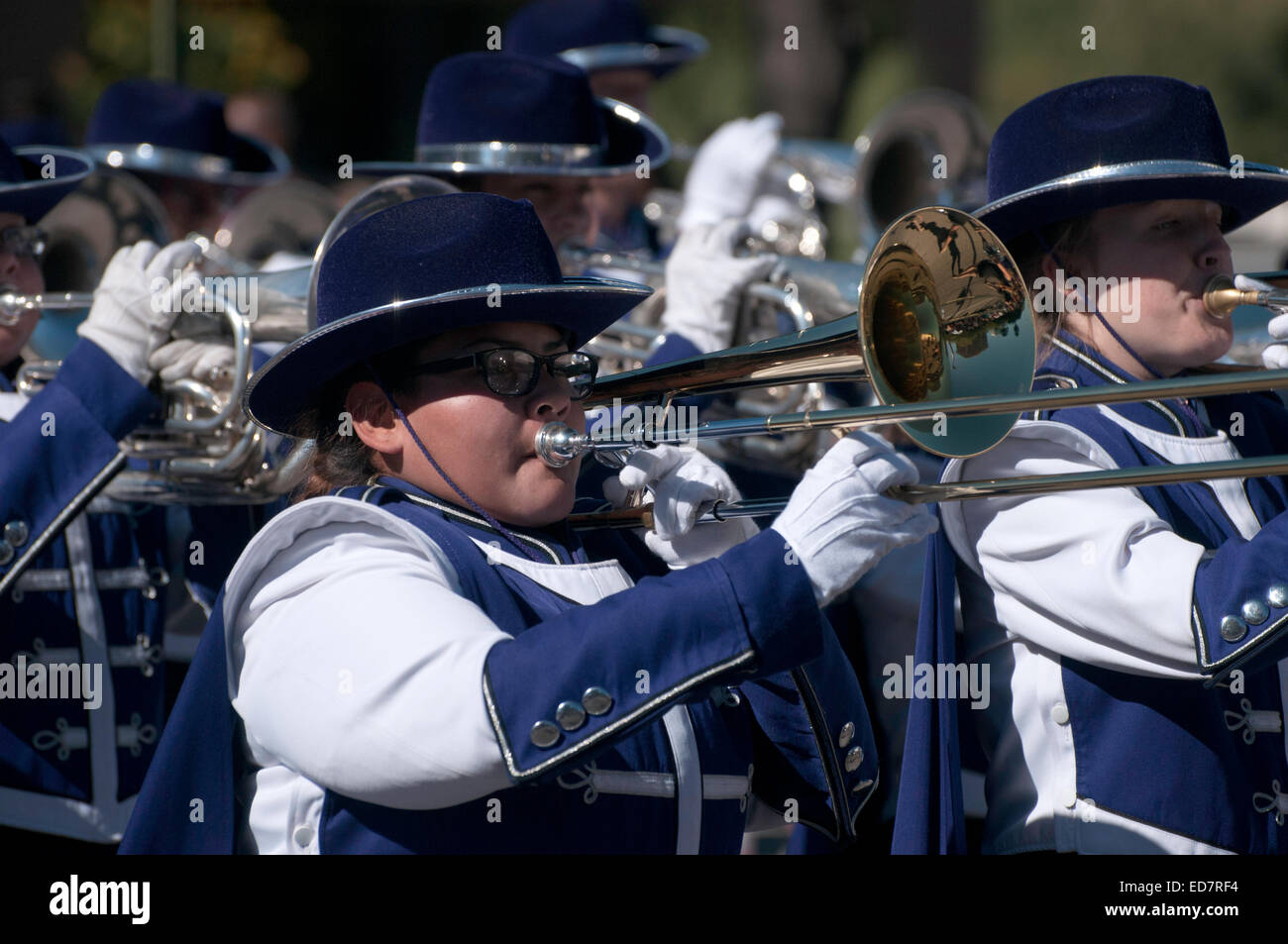 Ein High School marching Band Märsche in der Veterans Day Parade, die amerikanischen Militärs im Ruhestand, in Tucson, Arizona, USA ehrt Stockfoto