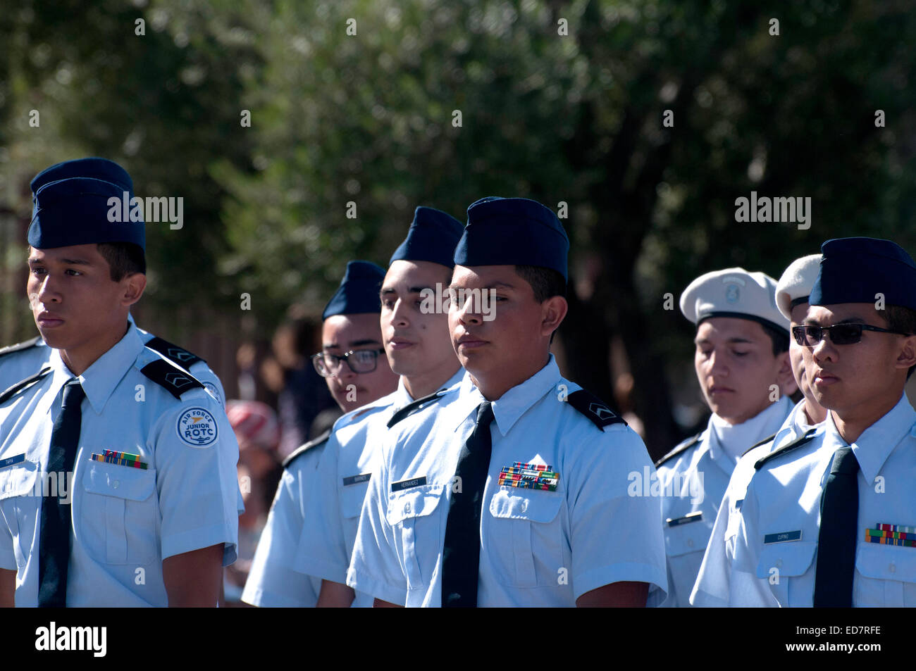 Gymnasiasten ROTC marschieren in der Veterans Day Parade, die amerikanischen Militärs im Ruhestand, in Tucson, Arizona, USA ehrt. Stockfoto