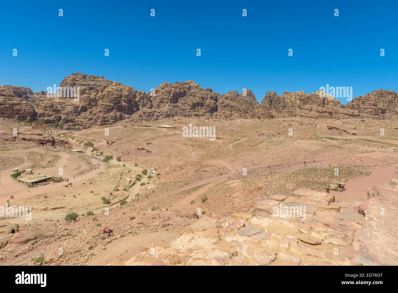Steinige Wüstenlandschaft von Petra, Jordanien an einem sonnigen Tag Stockfoto