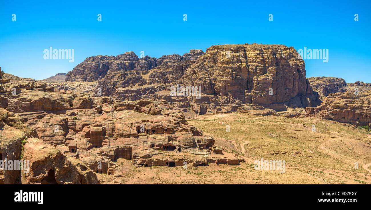 Bergpanorama in Petra in Jordanien an einem sonnigen Tag. Stockfoto