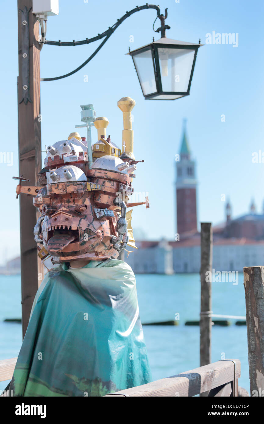 Seltsame Maske mit Gebäuden ausgestellt, während der traditionelle Karneval von Venedig, Italien (2014-Ausgabe) Stockfoto