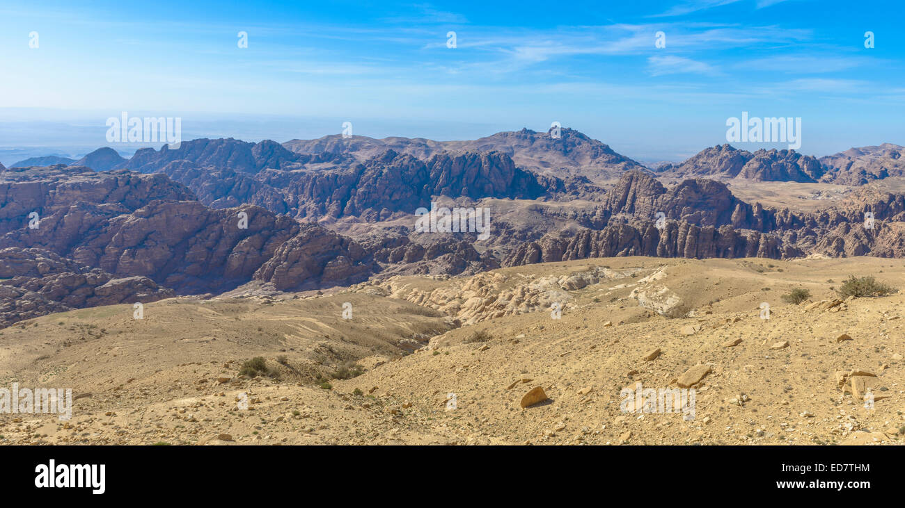 Bergpanorama in der Nähe von Petra in Jordanien an einem sonnigen Tag. Stockfoto