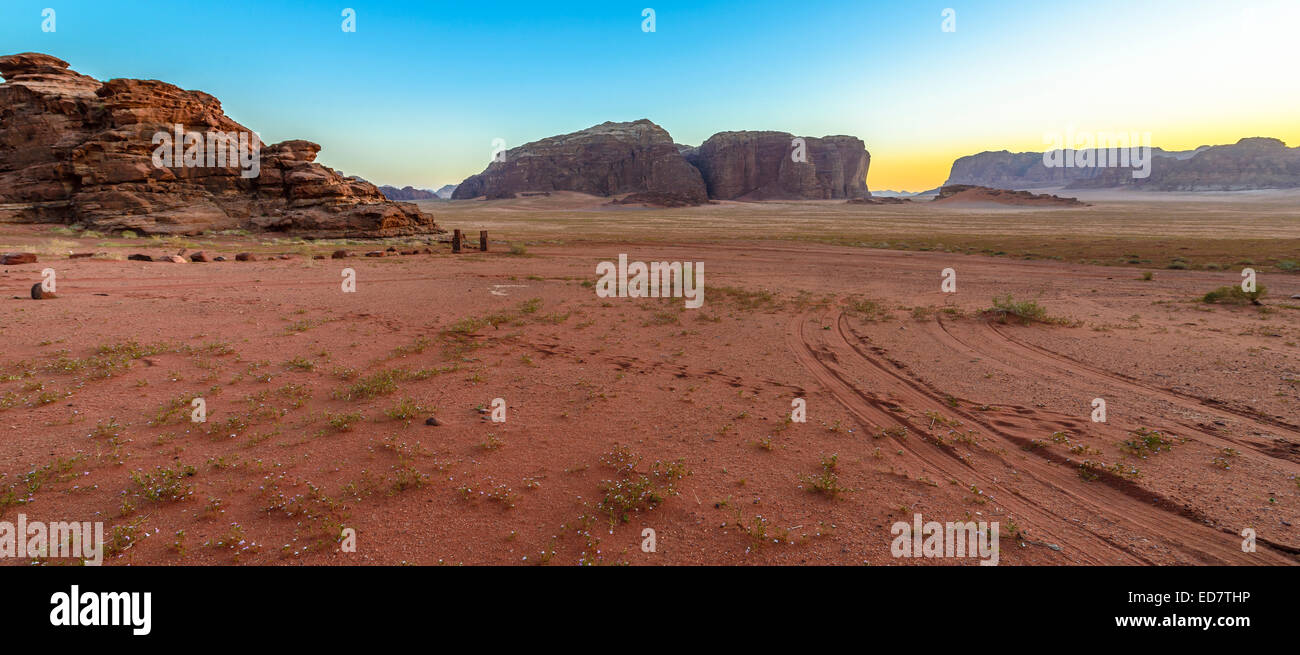 Panorama eines Sonnenuntergangs in der Wüste Wadi Rum, Jordanien Stockfoto