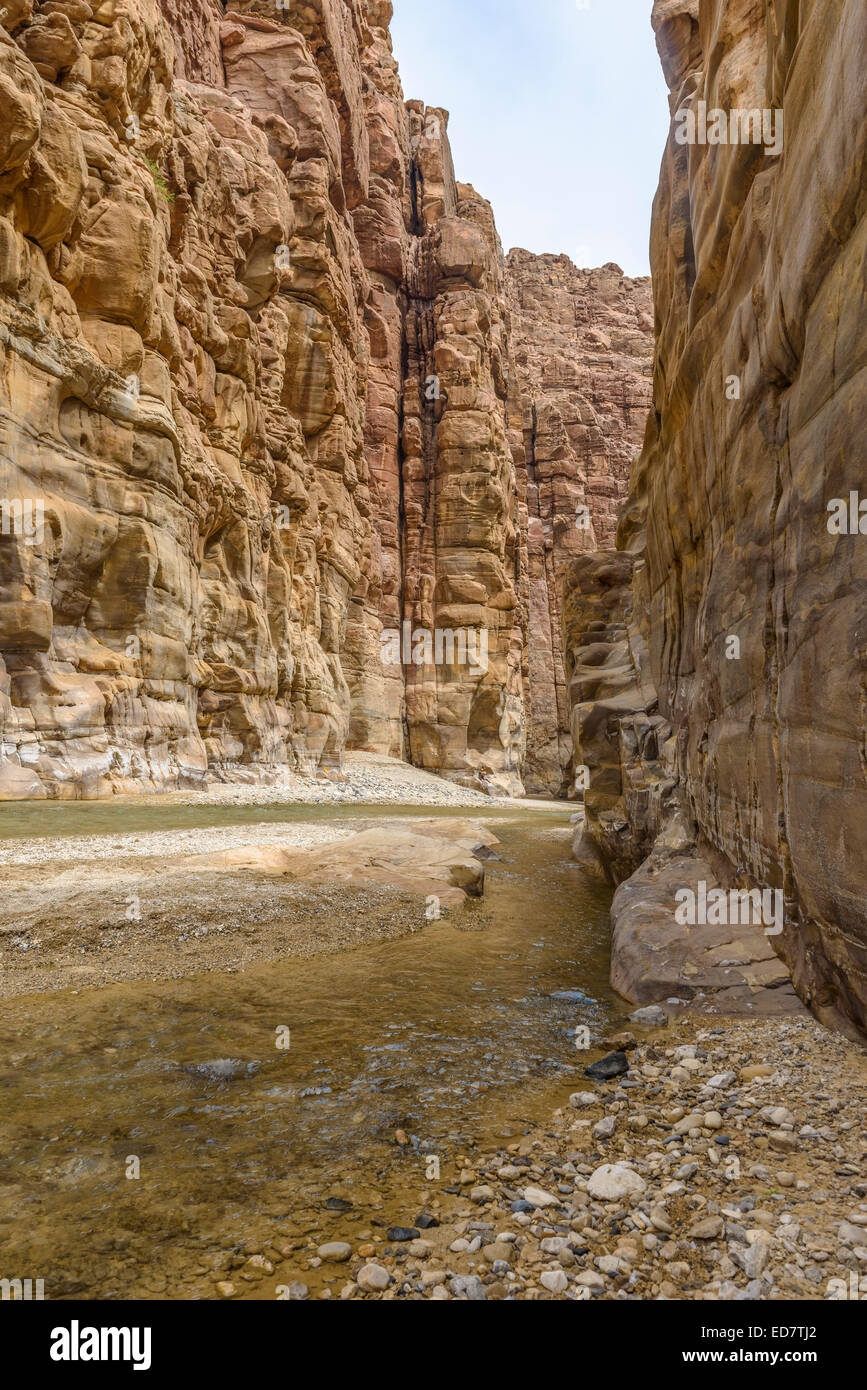 Die Mujib Reserve von Wadi Mujib ist das niedrigste Naturschutzgebiet der Welt, befindet sich in der bergigen Landschaft im Osten von t Stockfoto