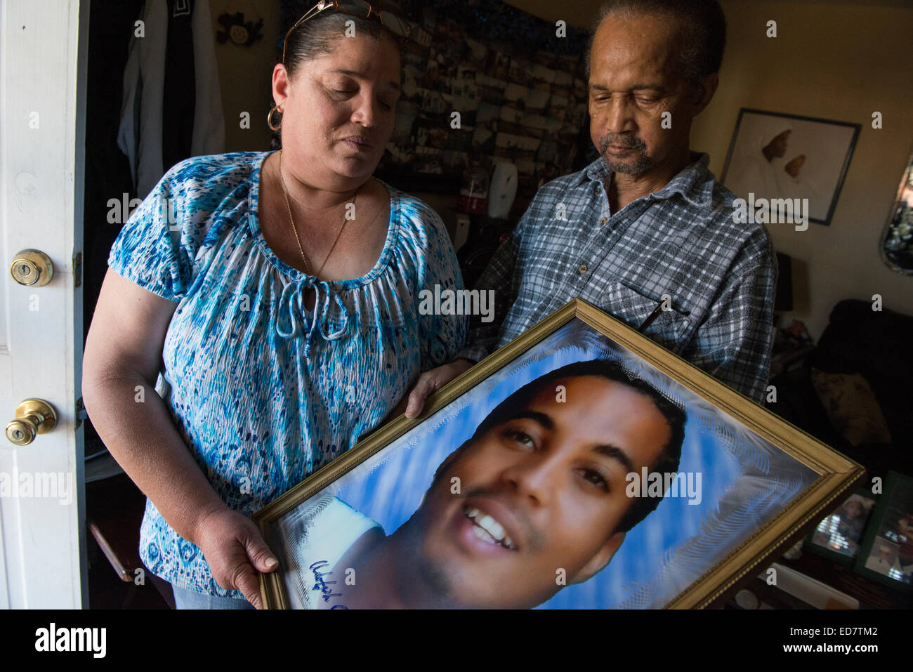 Patricia und Adolph Grimes Jr. halten Sie ein Foto ihres Sohnes, Adolph Grimes III, das Opfer einer tödlichen 2009-Polizei schießen. Stockfoto
