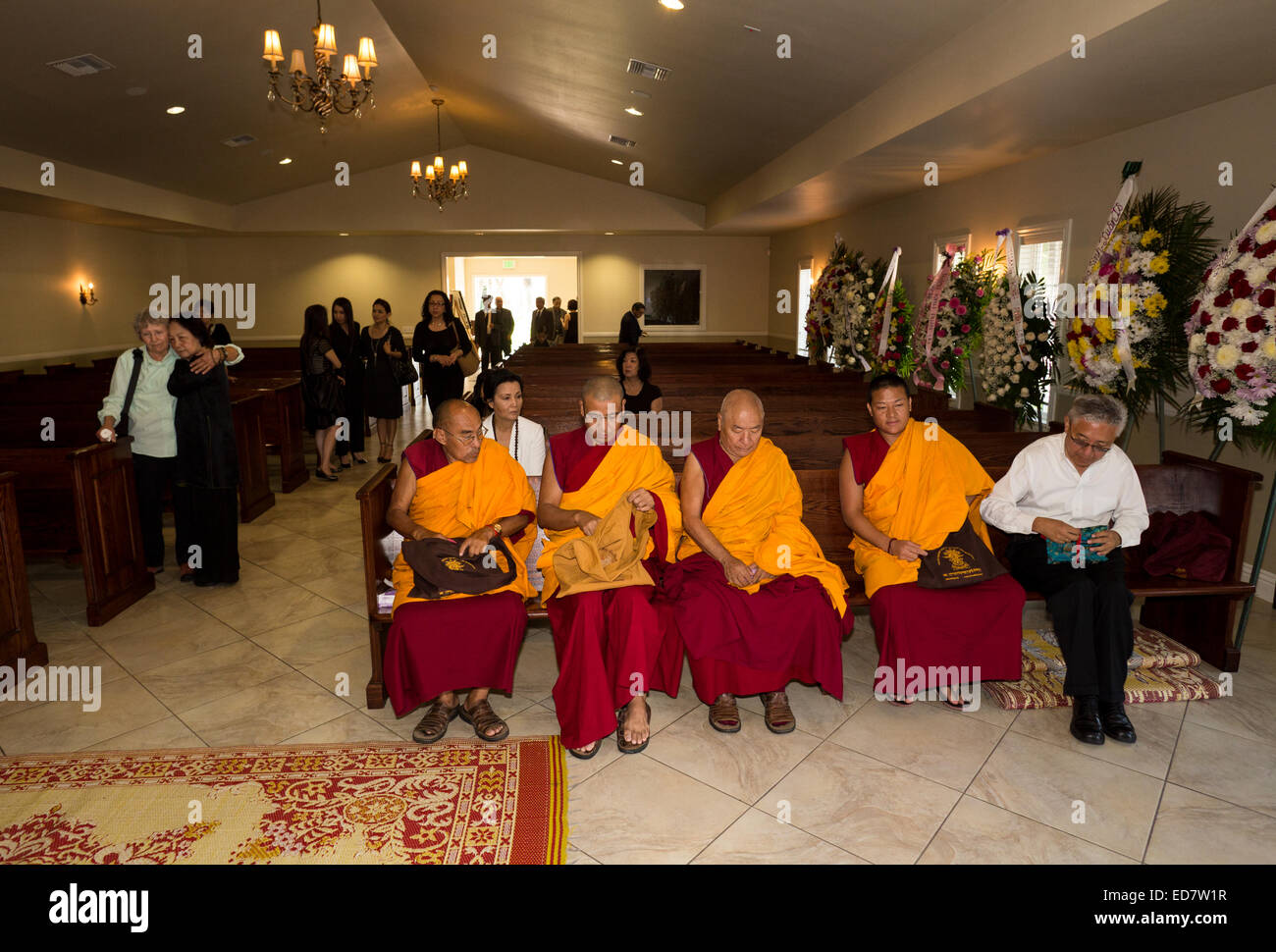 Tibetische Mönche, trauernden, beten, vietnamesische Beerdigung, Trauerfeier, Little Saigon Stadt von Westminster, Kalifornien, Stockfoto