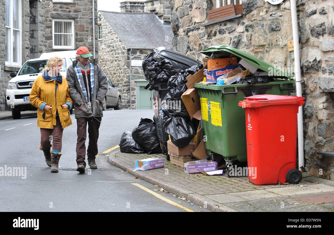 Gwynedd Rat drei Woche Bin Sammlung Ortszentrum, Gwynedd, Wales, Uk, 31.12.2014 Bewohner von Wales Kirsty Harper und p Stockfoto