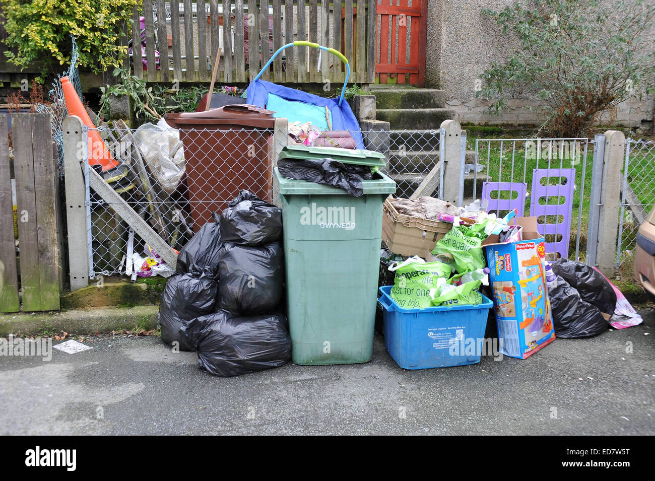 Gwynedd Rat drei Woche Bin Sammlung Ortszentrum, Gwynedd, Wales, Uk, 31.12.2014 Müll angesammelt im Zeitraum Weihnachten Stockfoto