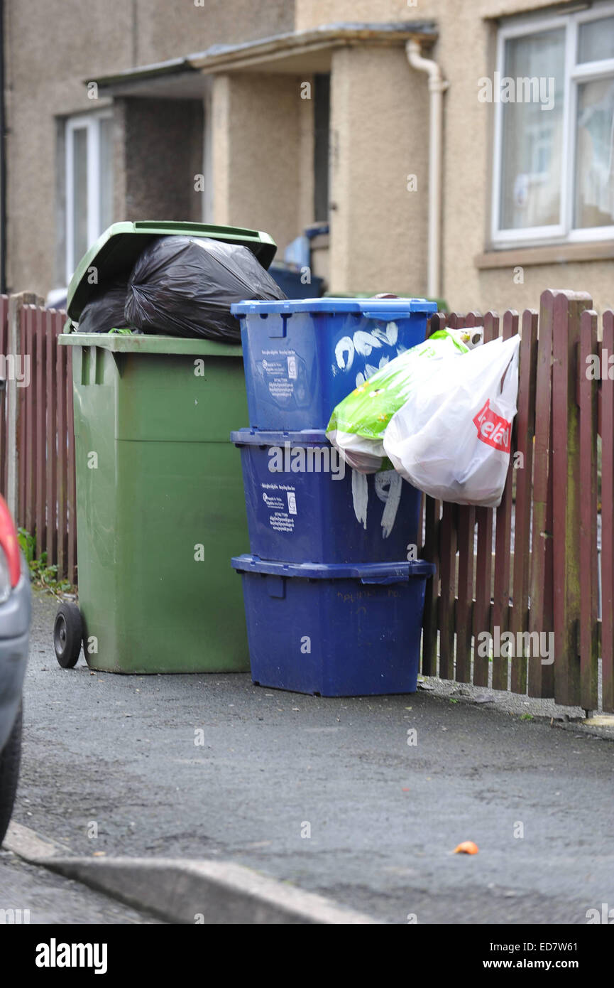 Gwynedd Rat drei Woche Bin Sammlung Ortszentrum, Gwynedd, Wales, Uk, 31.12.2014 Müll angesammelt im Zeitraum Weihnachten Stockfoto