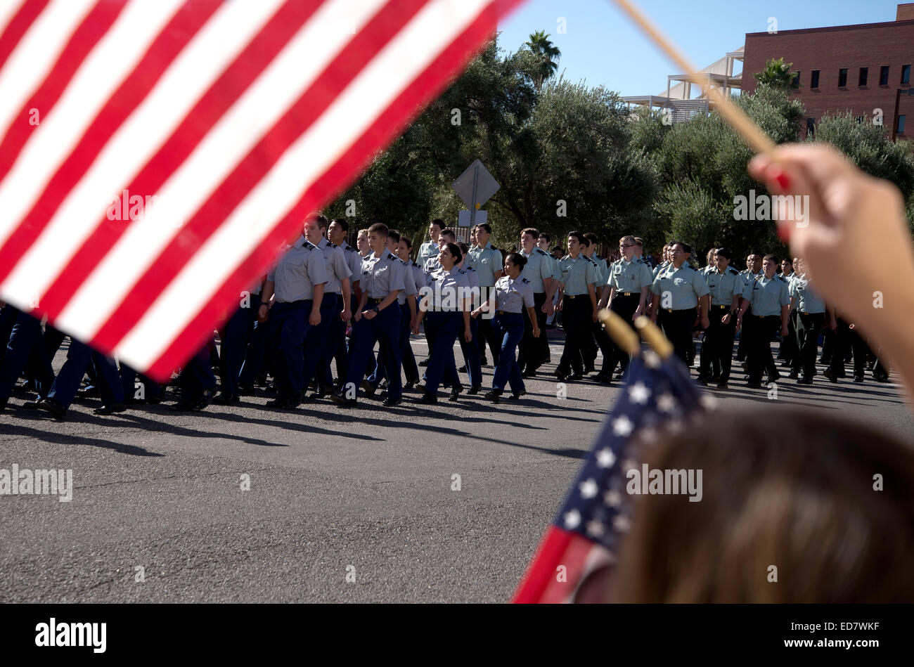 High School ROTC jüngstere Söhne marschieren in der Veterans Day Parade, die amerikanischen Militärs im Ruhestand, in Tucson, Arizona, USA ehrt. Stockfoto