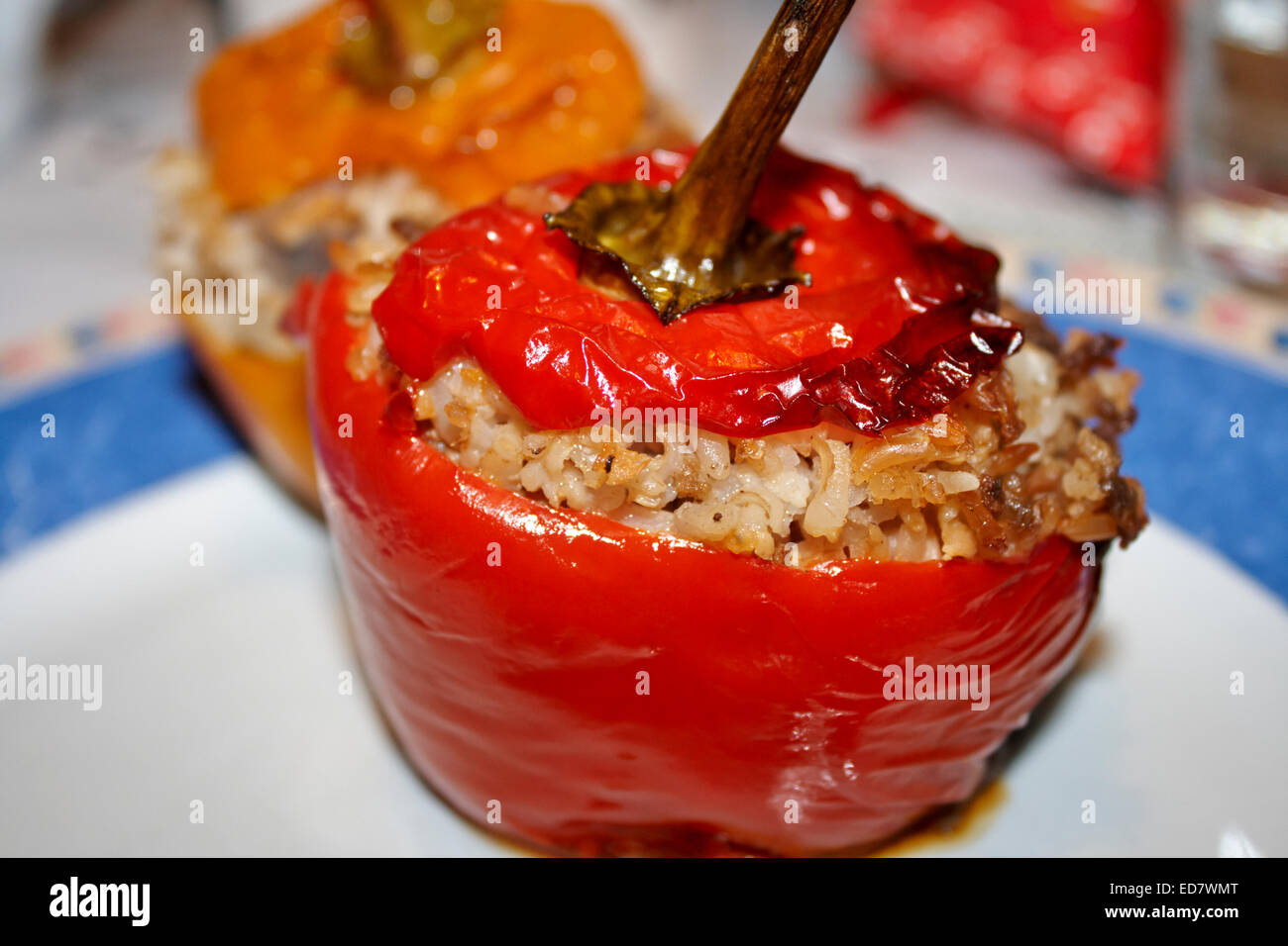 Reis gefüllte Paprika in ein Restaurant mit hart auf Blitz der Kamera aufgenommenes Foto Stockfoto