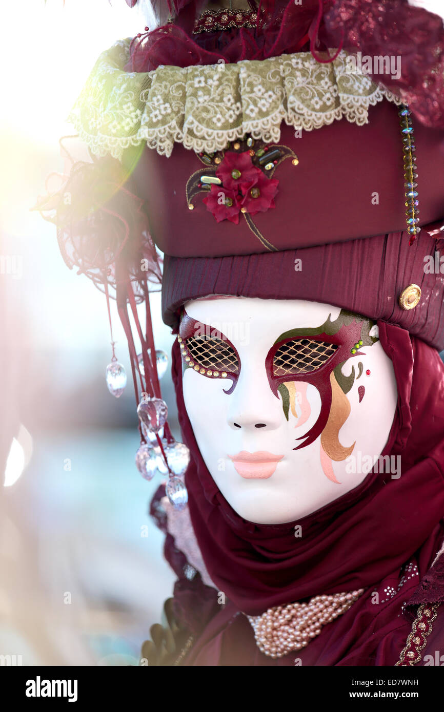 Eine rote weibliche Maske ausgestellt, während das traditionelle Fest der Karneval von Venedig, Italien (2014-Ausgabe) Stockfoto