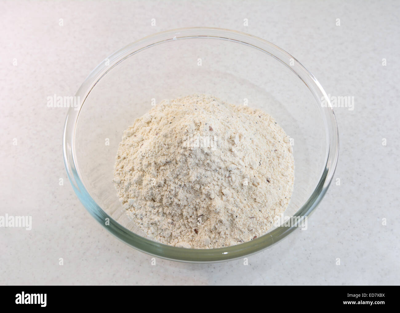 Malz Brot Mehl Mix mit gemischten Samen in eine Glasschüssel Stockfoto
