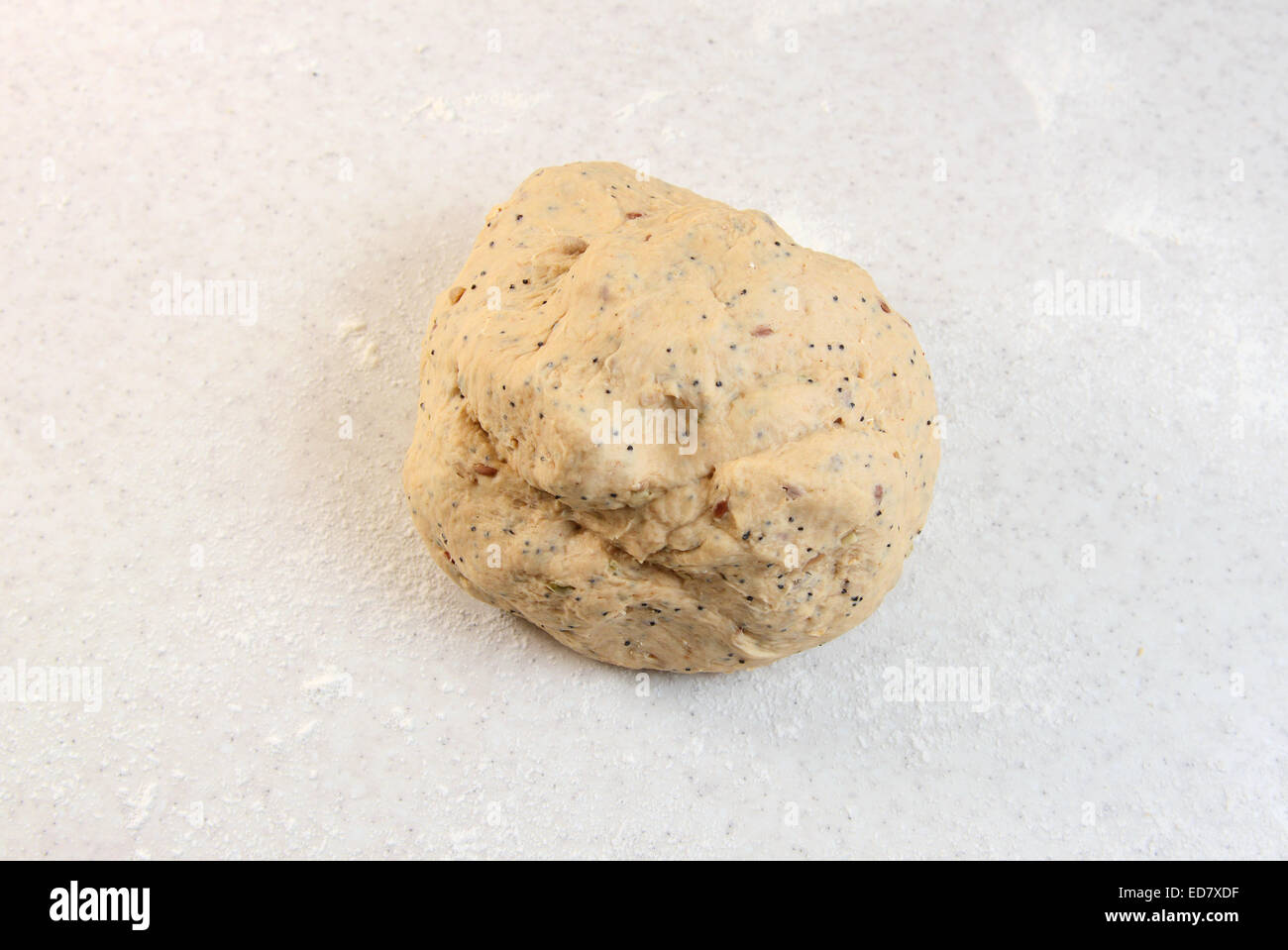 Glatte Kugel frisch geknetet Multi Samen Brot Teig auf einer bemehlten Arbeitsfläche Stockfoto