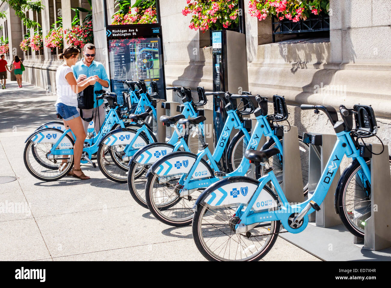 Chicago Illinois, Loop, Innenstadt, Michigan Avenue, Divvy Bike Share Program, System, Leihfahrräder, Miete, Mann Männer männlich, Frau weibliche Frauen, Paar, IL140906036 Stockfoto