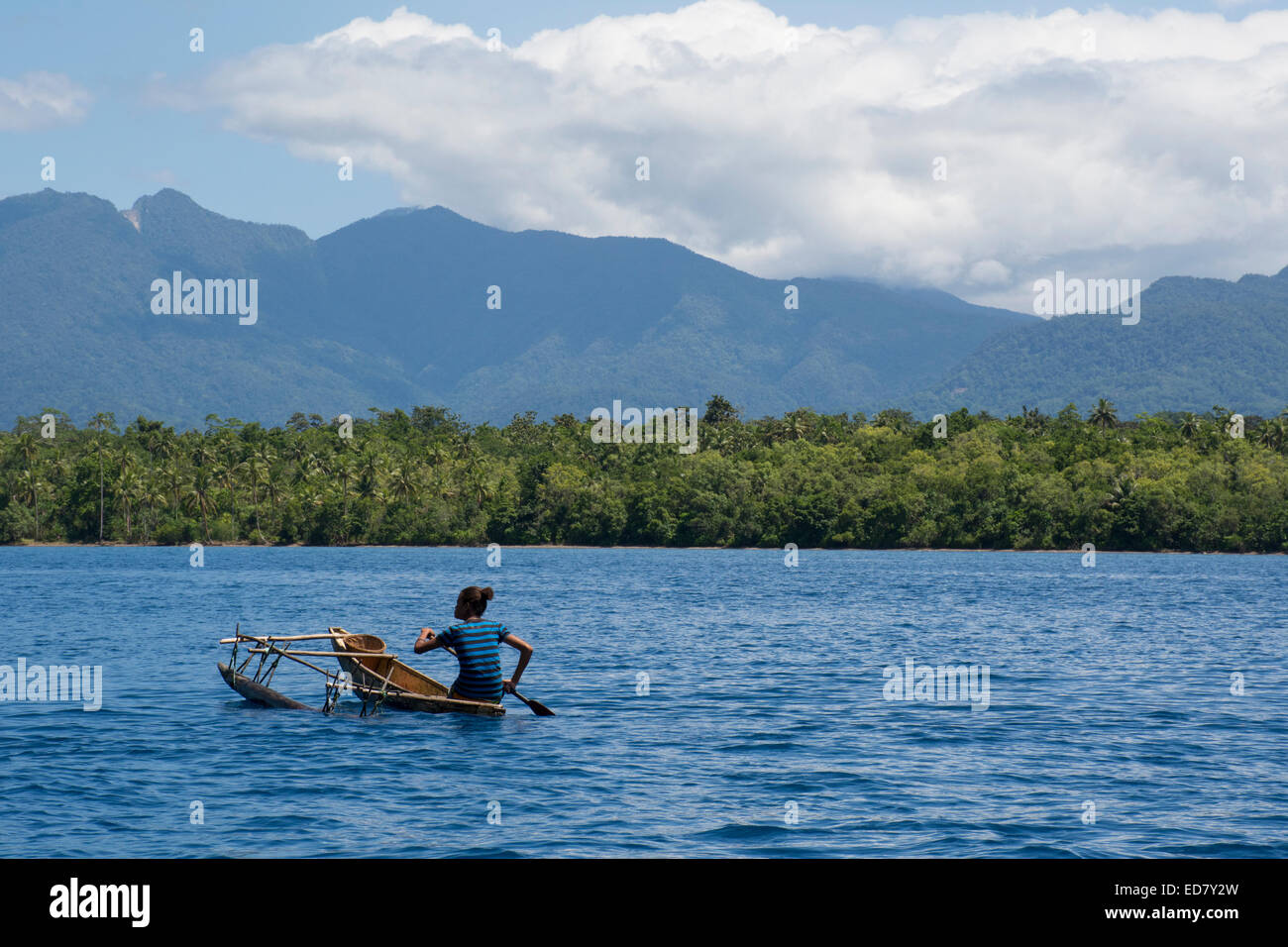 Melanesien, Papua Neu Guinea, Fergusson Island. Dorfbewohner in traditionellen Einbaum. Stockfoto