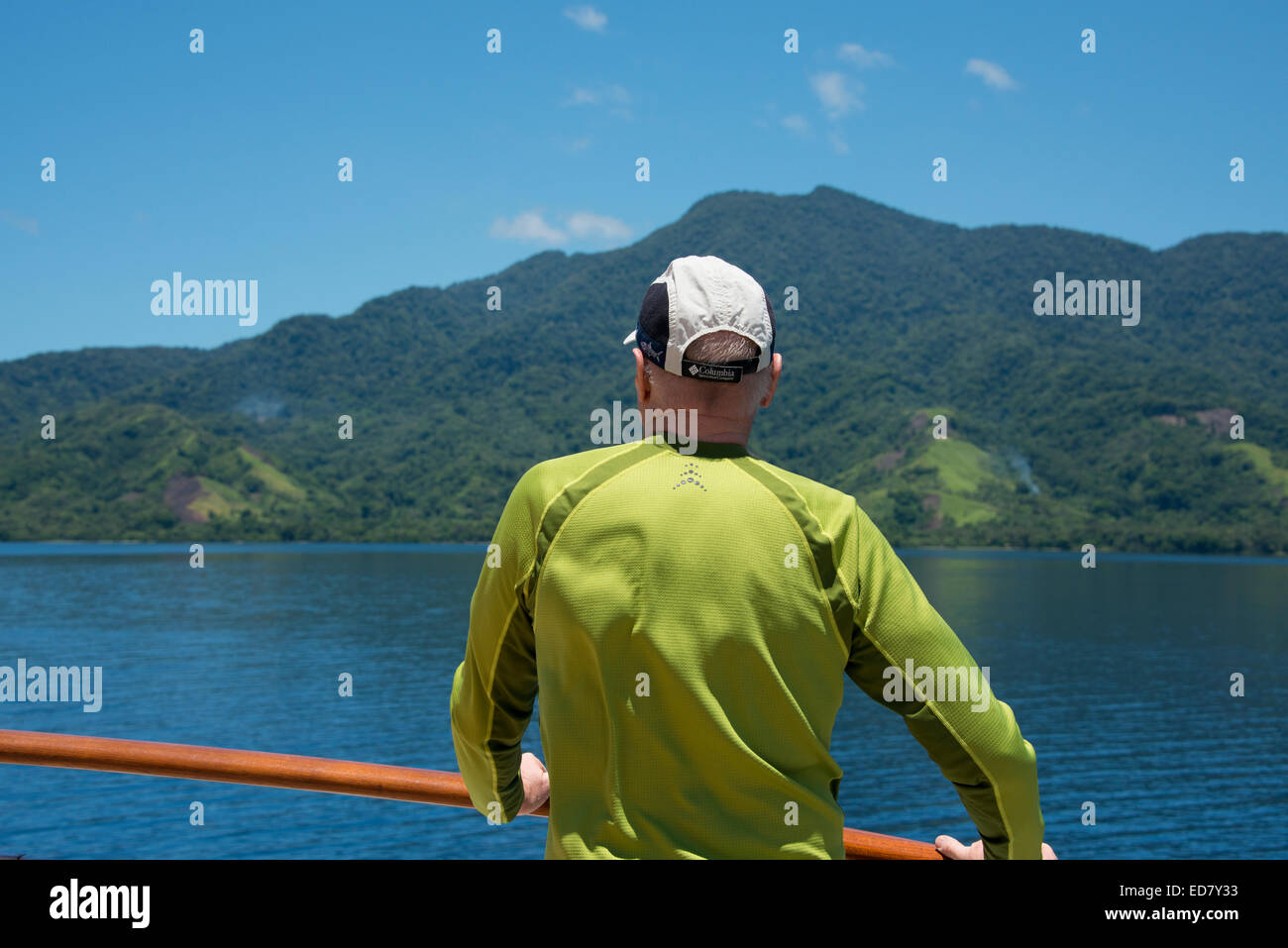 Melanesien, Papua Neu Guinea, Dobutamin Insel. Männliche Touristen die Küste betrachten von Silversea Expeditionsschiff. Stockfoto